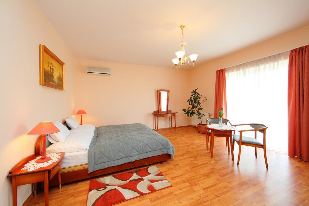 Balazs Villa Balatonfured Room photo